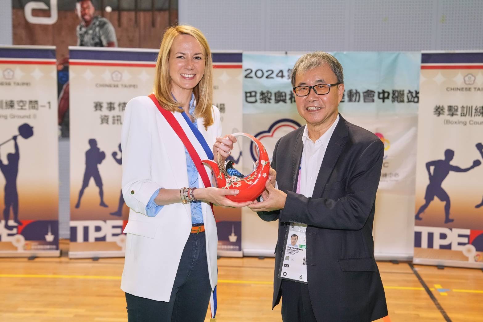(圖)教育部長鄭英耀致贈勒瓦盧瓦市Agnès POTTIER-DUMAS市長法藍瓷藍鵲茶壼，表達謝意。